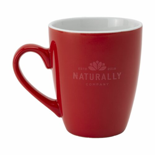 Rød kaffekopp med 'Naturally' logo.