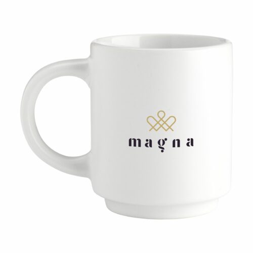 Hvit kaffekopp med Magna-logo.