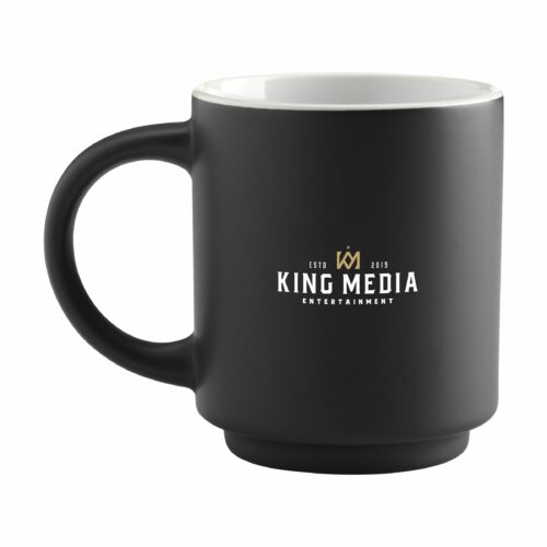 Svart kaffekopp med King Media-logoen.