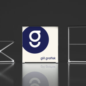 Gill grafisk logo på utstillingsvegg.