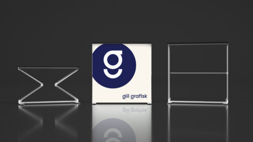 Gill grafisk logo på utstillingsvegg.